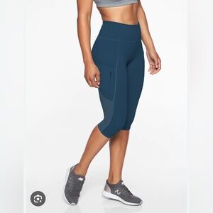 Athleta All In Cropped Capri Leggings with Pockets